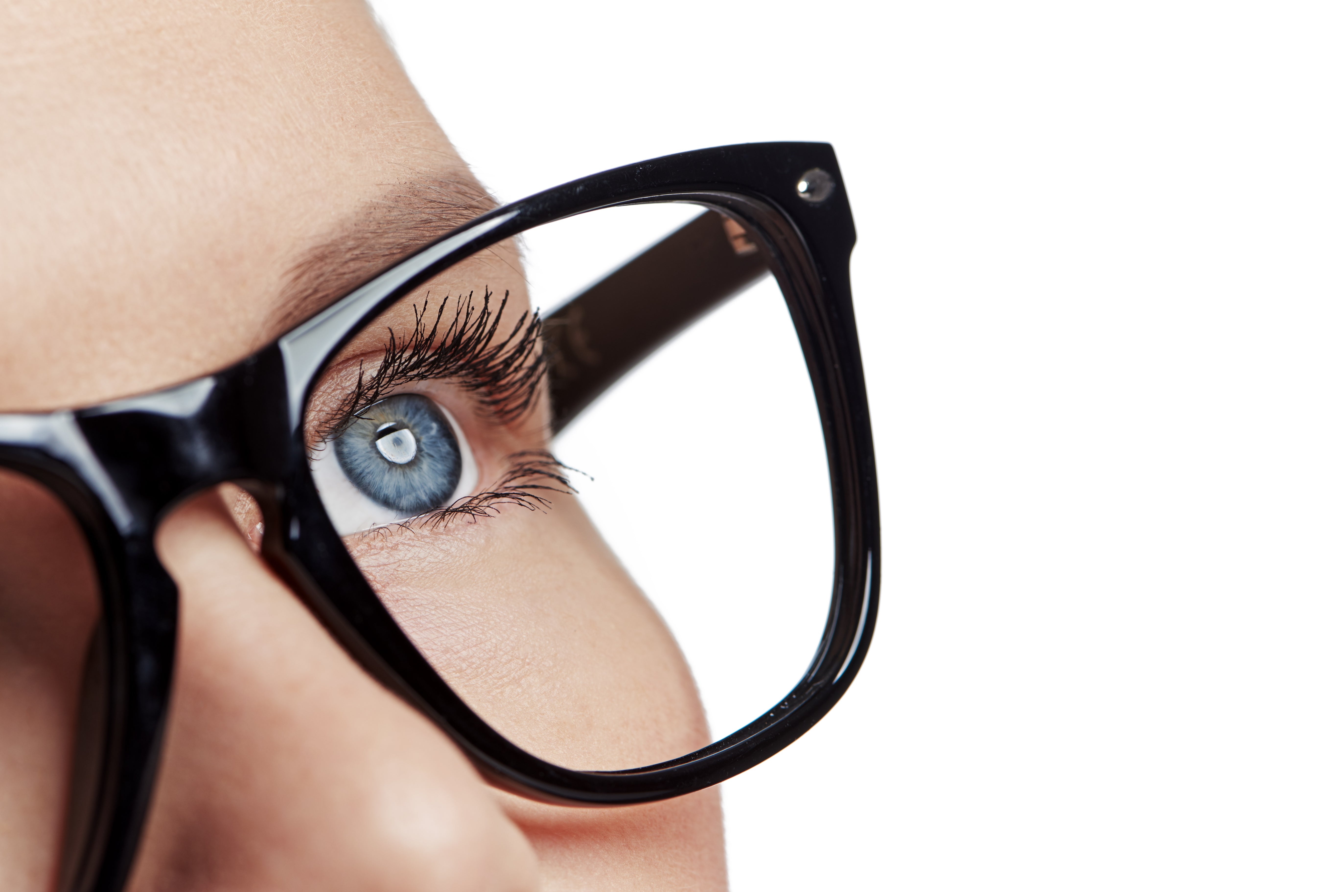 Why Blue Light Filtering Glasses are a Must in the Digital Age